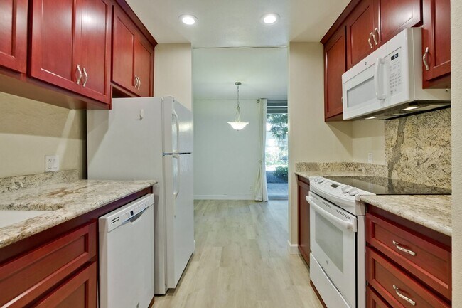Building Photo - Beautiful 2BR 2BA downstairs condo in Moun...