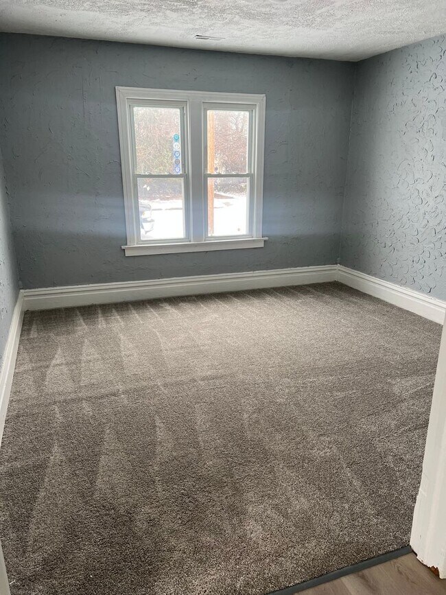 Building Photo - Cute 2 Bed/1bath home close to school