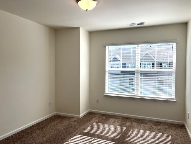 Building Photo - $1,000 Off First Full Month Rent