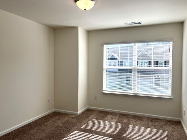 Building Photo - FREE RENT - $1000 Off First Month's Rent! ...