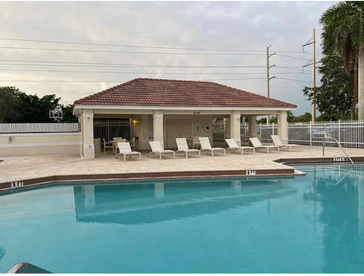 Building Photo - 960 Hampton Cir