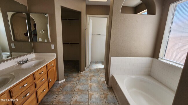 Building Photo - 6126 W Paradise Ln