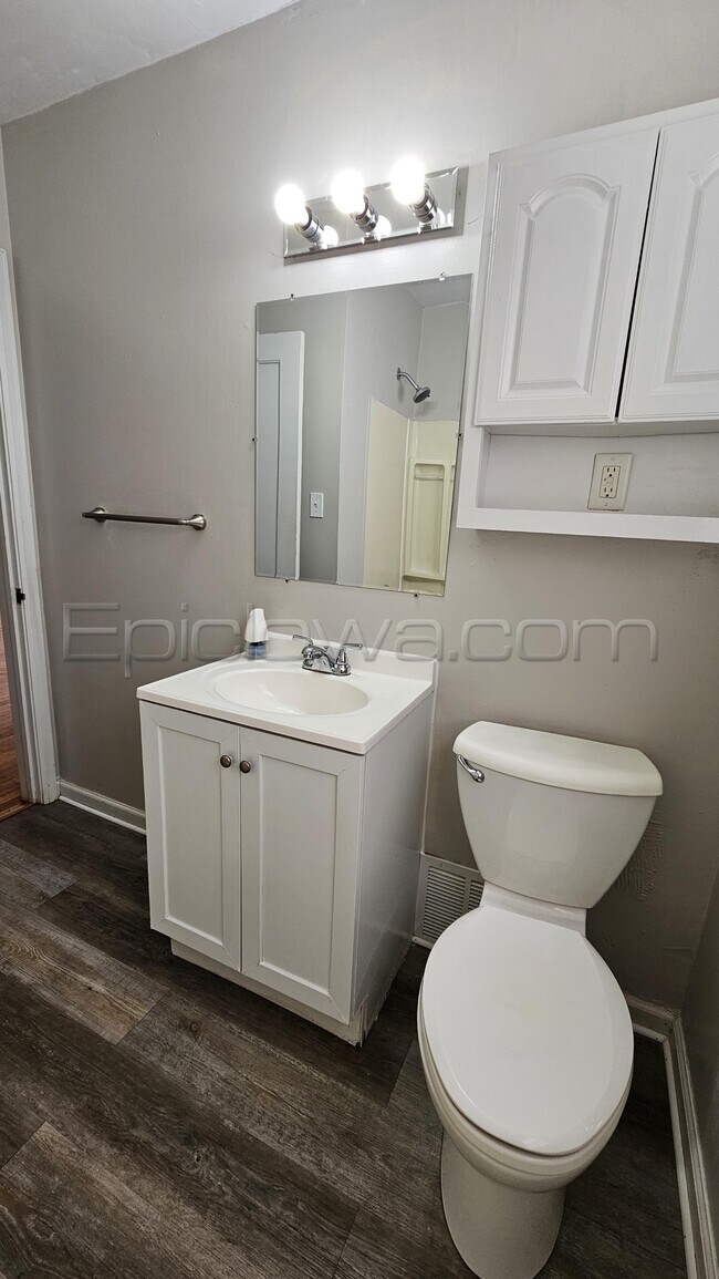 Building Photo - 1105 33rd St SE