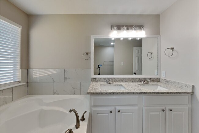 Building Photo - 7203 Towering Pine Ln