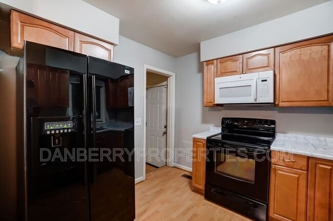 Building Photo - 915 Independence Rd