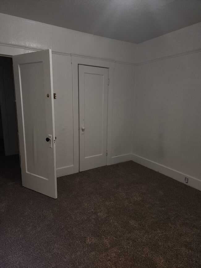 Building Photo - Charming 2 Bedroom 1 bathroom Downtown Modesto Home
