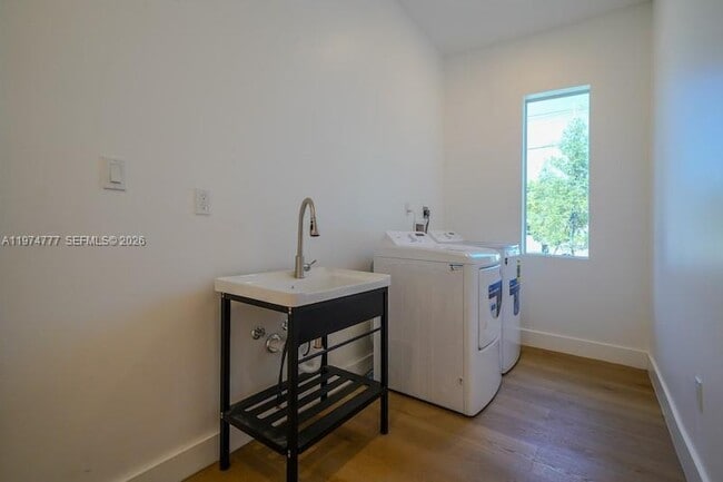 Building Photo - 112 NW 24th Ct