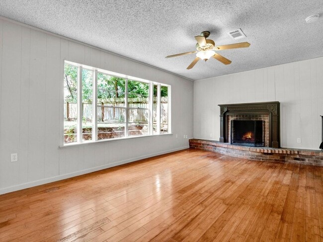 Building Photo - 7011 Whispering Oaks Dr