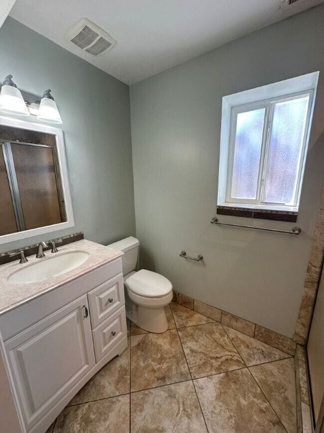 Building Photo - We Buy Christmas! $1000 Amazon Gift Card + Free Rent! 5 Bed 2 Bath Home in Syracuse