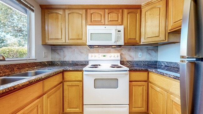 Building Photo - 4 Bedroom 2 Full Bathroom Single Family Ho...
