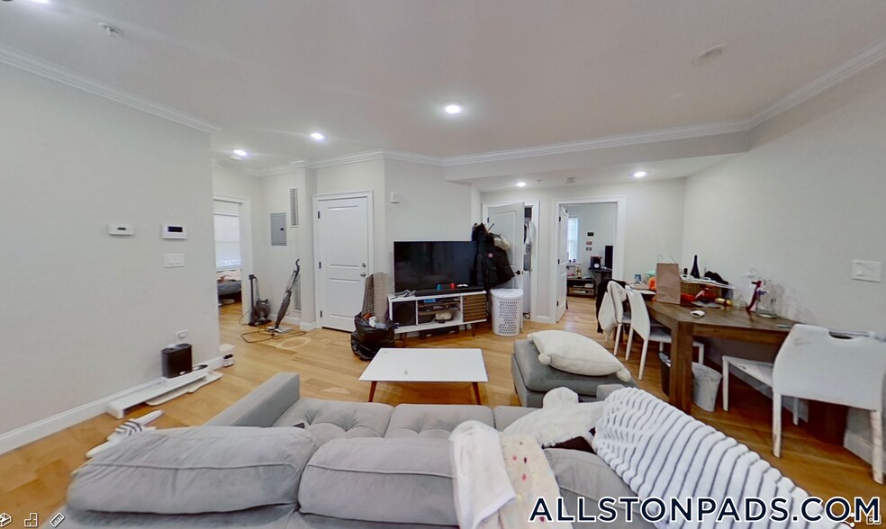 Building Photo - 62 Gordon St