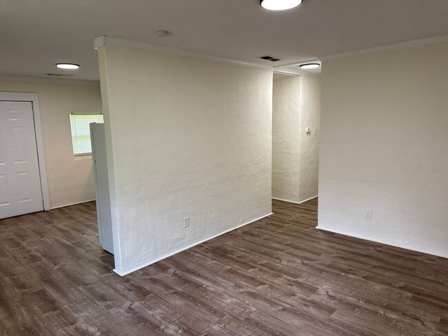 Building Photo - 2 Bed 1 Bath Apartment