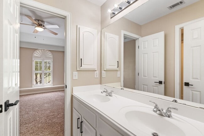 Building Photo - 684 Hollow Cir