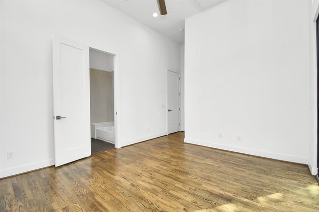Building Photo - 732 W 22nd St