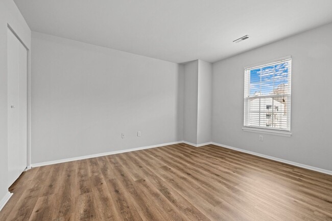 Building Photo - Beautiful condo in Great Neck Landing