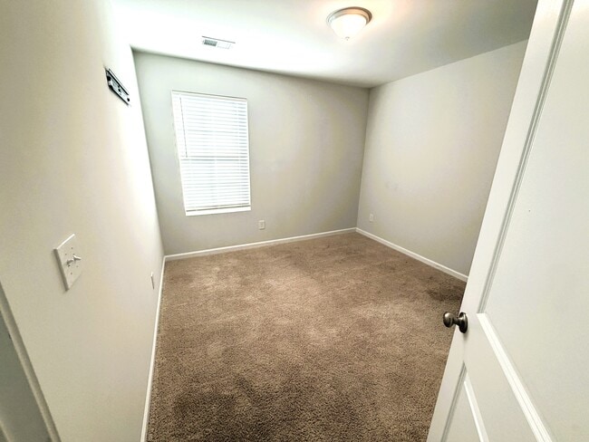 Building Photo - 2116 Mapleton Dr