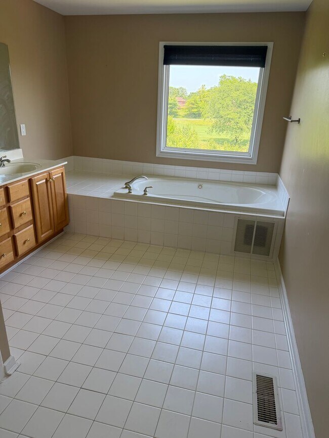 Building Photo - 4BR/3.5BA | Newly Renovated Single Family Home | Large Home is Desirable Pine Run!  Best of Mason