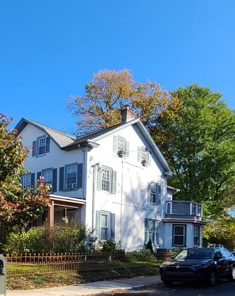 Side view of 2nd floor Apt A with deck - 443 Green Ln