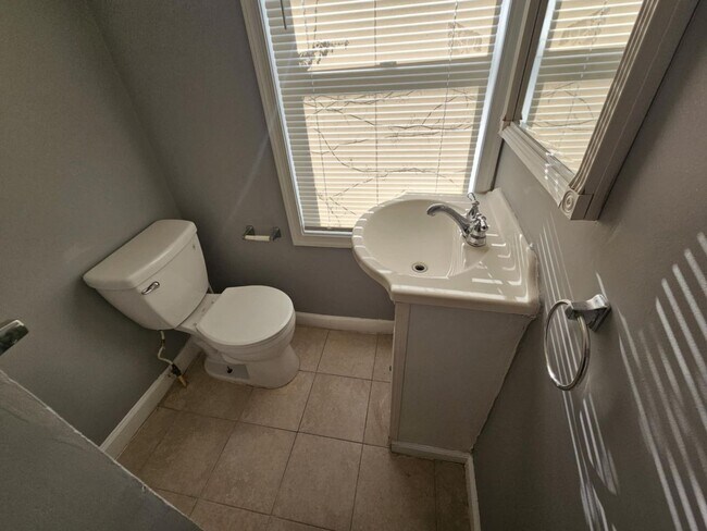 Building Photo - 3 Bedroom 2 bathroom Townhouse in Pigtown