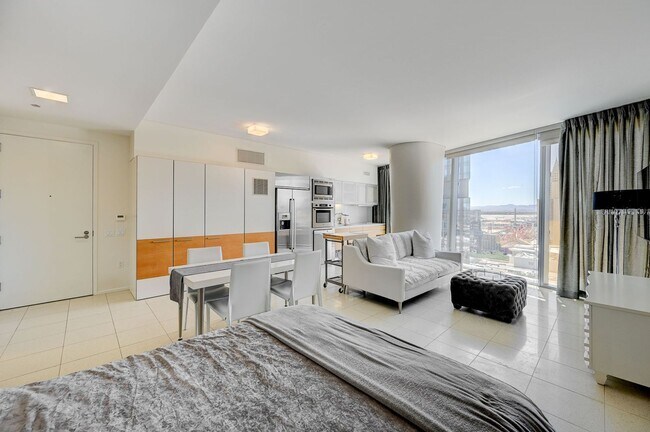 Building Photo - Veer Towers 2007W- Strip/City Views from t...