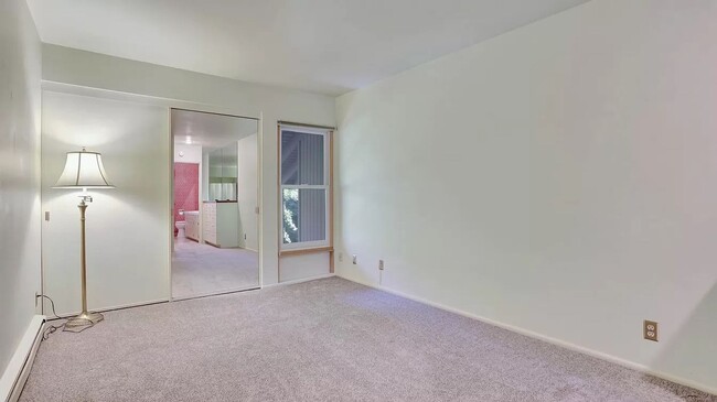 Building Photo - Spacious split level condo