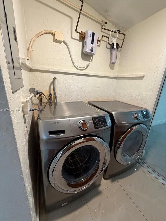 Building Photo - 2655 Island Dr