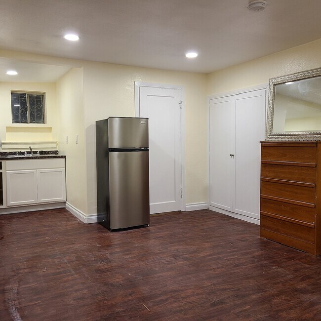 Building Photo - 1447 W 56th St