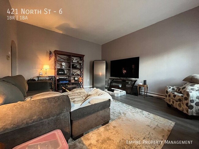 Building Photo - Available! 1st floor: 1 Bedroom/ 1 Bathroo...