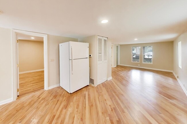 Building Photo - 4614 N Springfield Ave