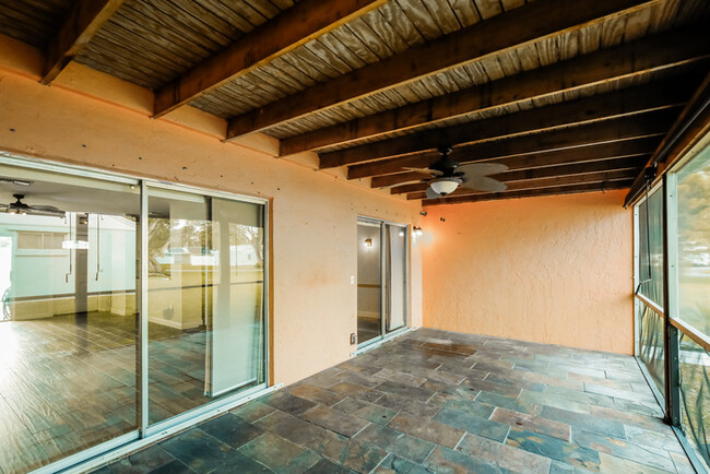 Building Photo - Stylish 2-Bedroom FL Retreat