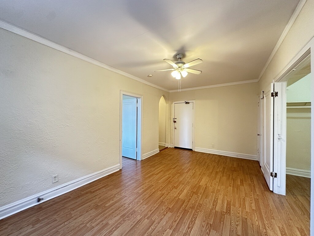 Building Photo - 4830 N Damen Ave