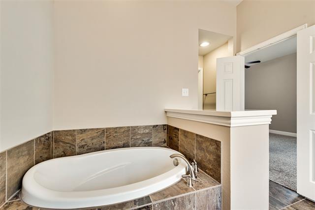 Building Photo - 1016 Somerset Cir