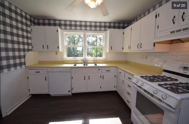 Building Photo - 4 bed/3.5 bath, half acre lot, 100 yards f...