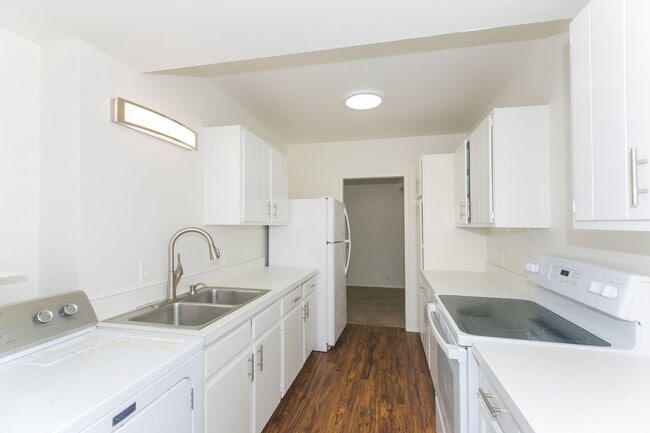 Building Photo - 4715b Kahala Ave