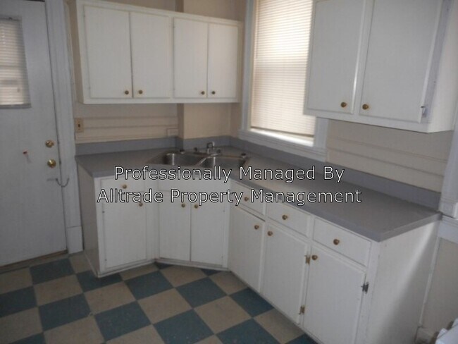 Building Photo - 119 W Burnett Ave