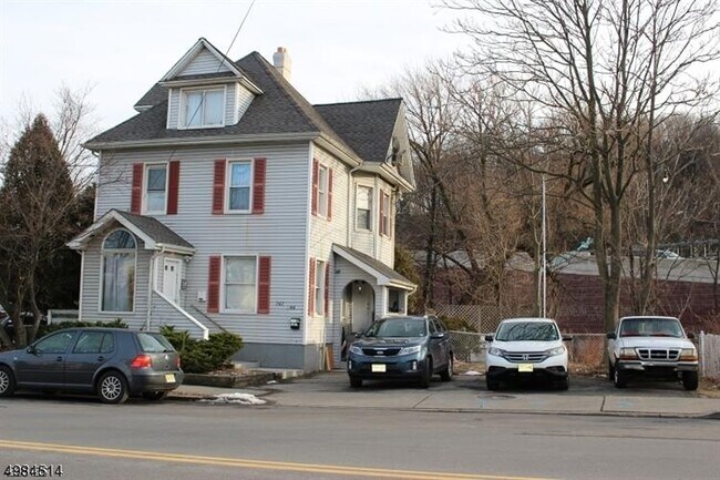 Primary Photo - 242 E Blackwell St
