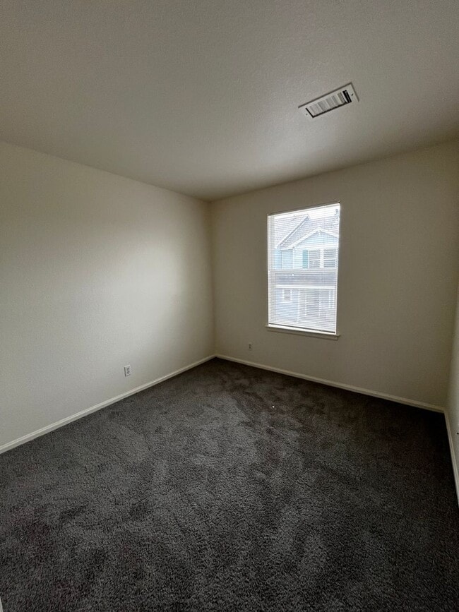 Building Photo - Grant Ranch 3 Bedroom 2.5 Bathroom Townhome available NOW!