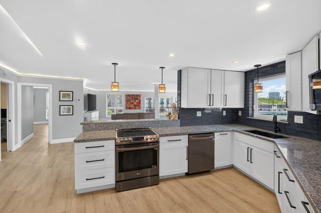 Building Photo - 8125 Crespi Blvd