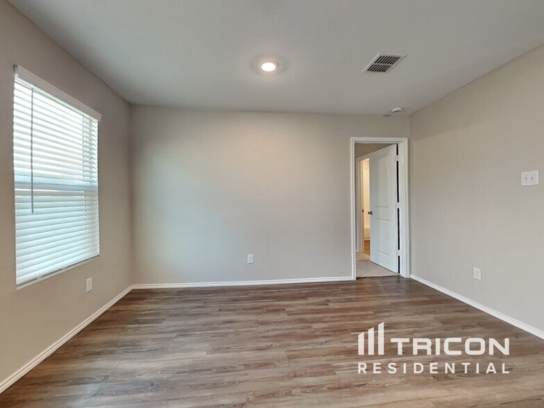 Building Photo - 505 Autumnwood Way