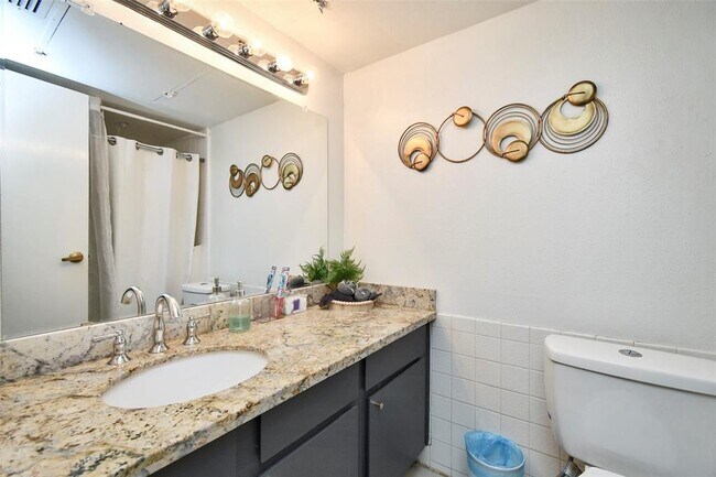 Building Photo - 2820 S Bartell Dr