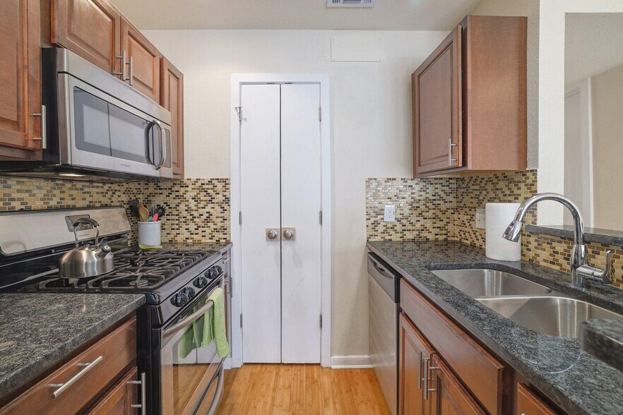 Building Photo - 1601A Southgate Cir