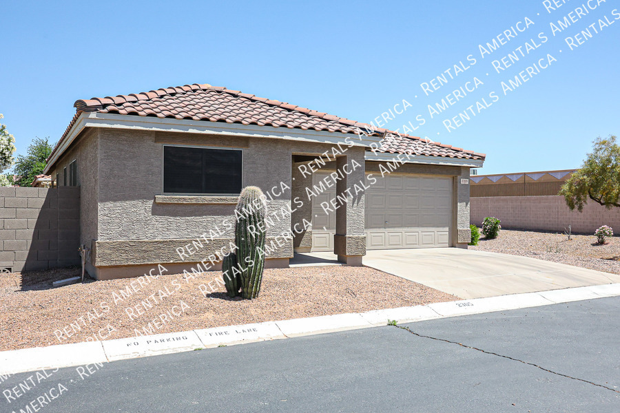 Building Photo - 2305 E Spruce Dr