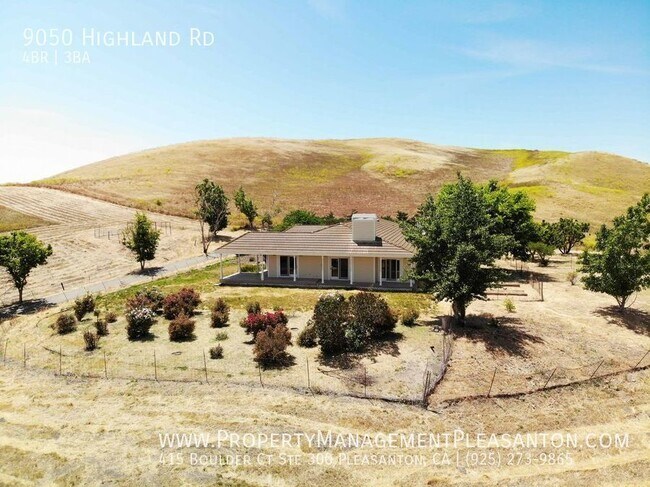 Building Photo - Unique 4 Bed / 3 Bath 3,484 Sq Ft Home off...