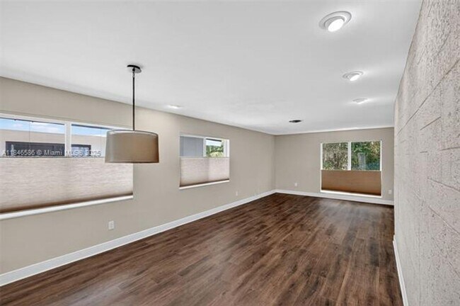 Building Photo - 539 Menendez Ave