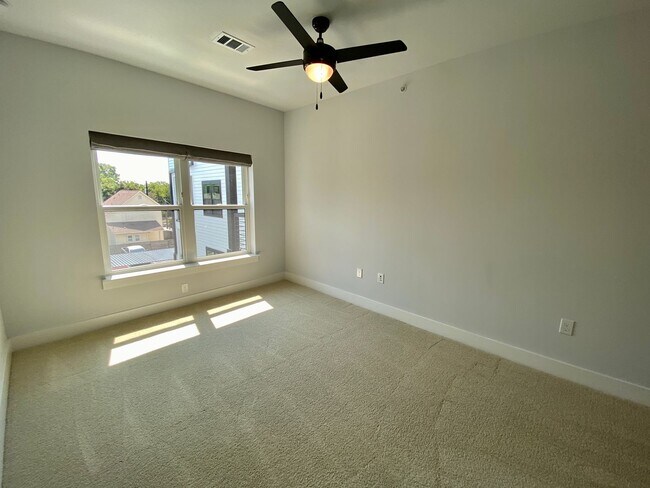 Building Photo - Stylish 3 Bedrooms 2 Bathrooms with Top-Tier Amenities Condo in East Austin!!!