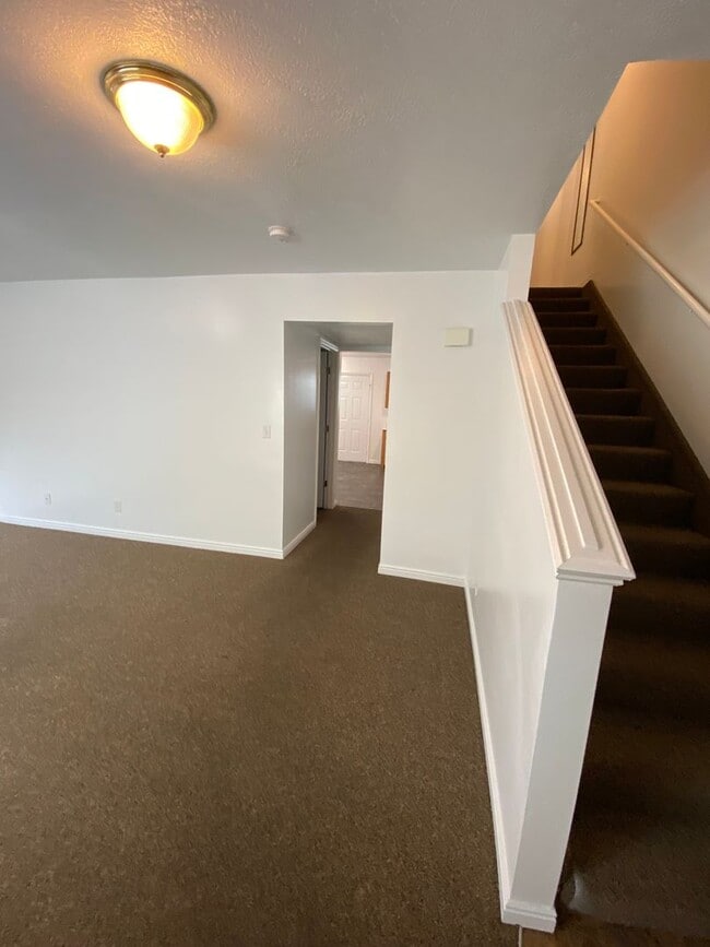 Building Photo - 1556 Talon Dr
