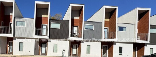 Building Photo - 113 Bayou St