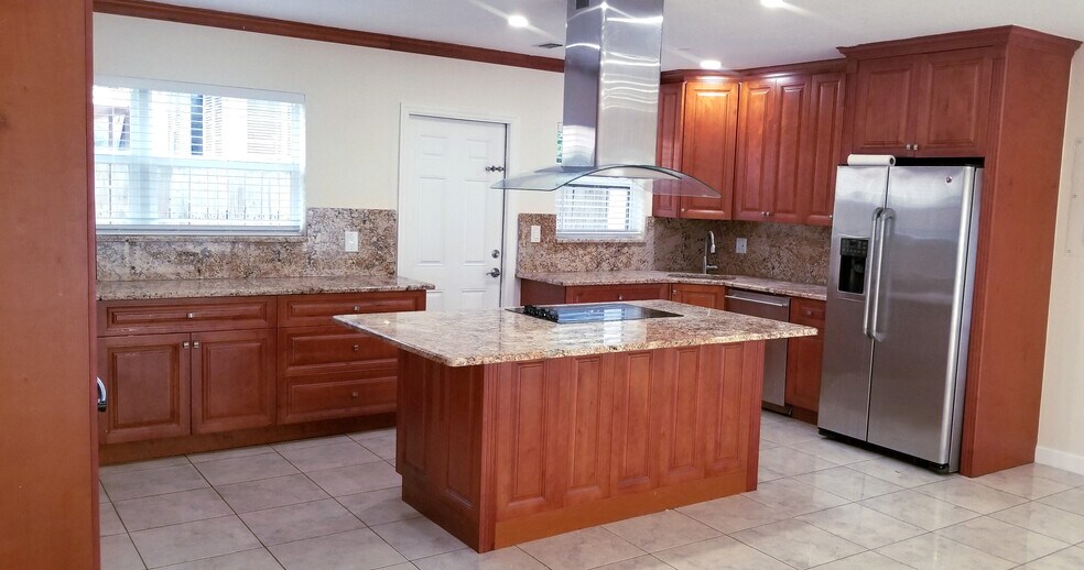 Building Photo - 802 Raymond St