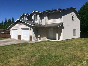 Building Photo - 3bed/2.5 bath home available NOW! Pet frie...