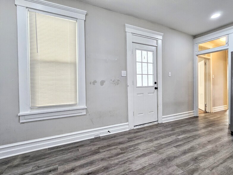 Building Photo - 221 Main St